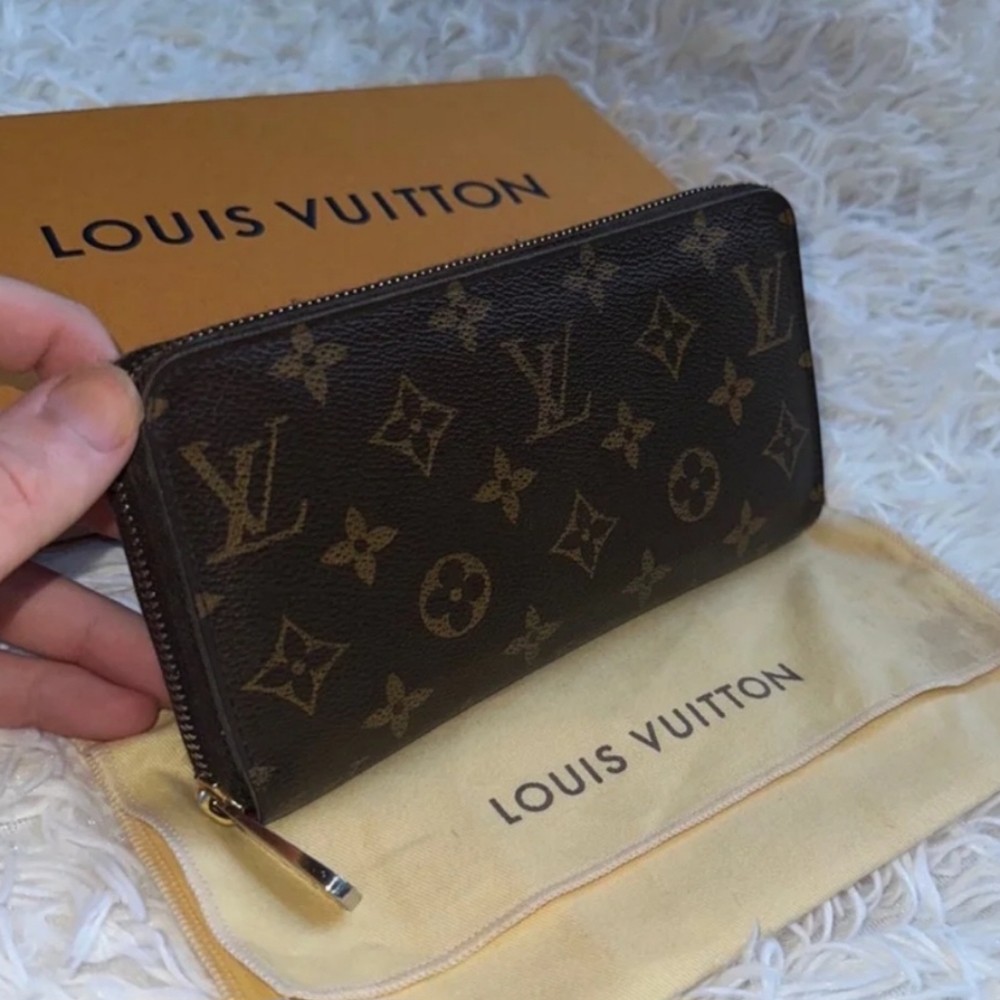 SOLD Beautiful💯and 💯Authentic Monogram zippy wallet